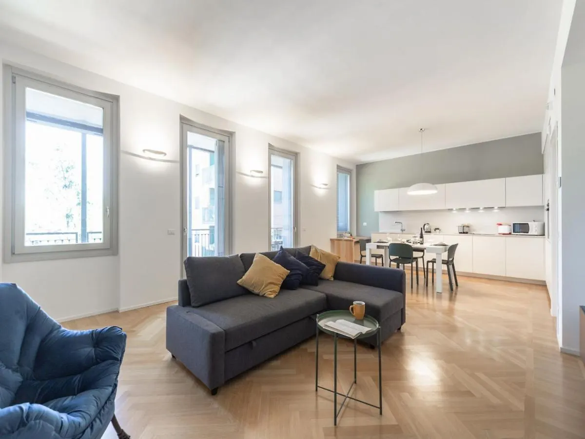The Best Rent - Spacious Three-Bedroom Apartment With Terrace Milan Italy