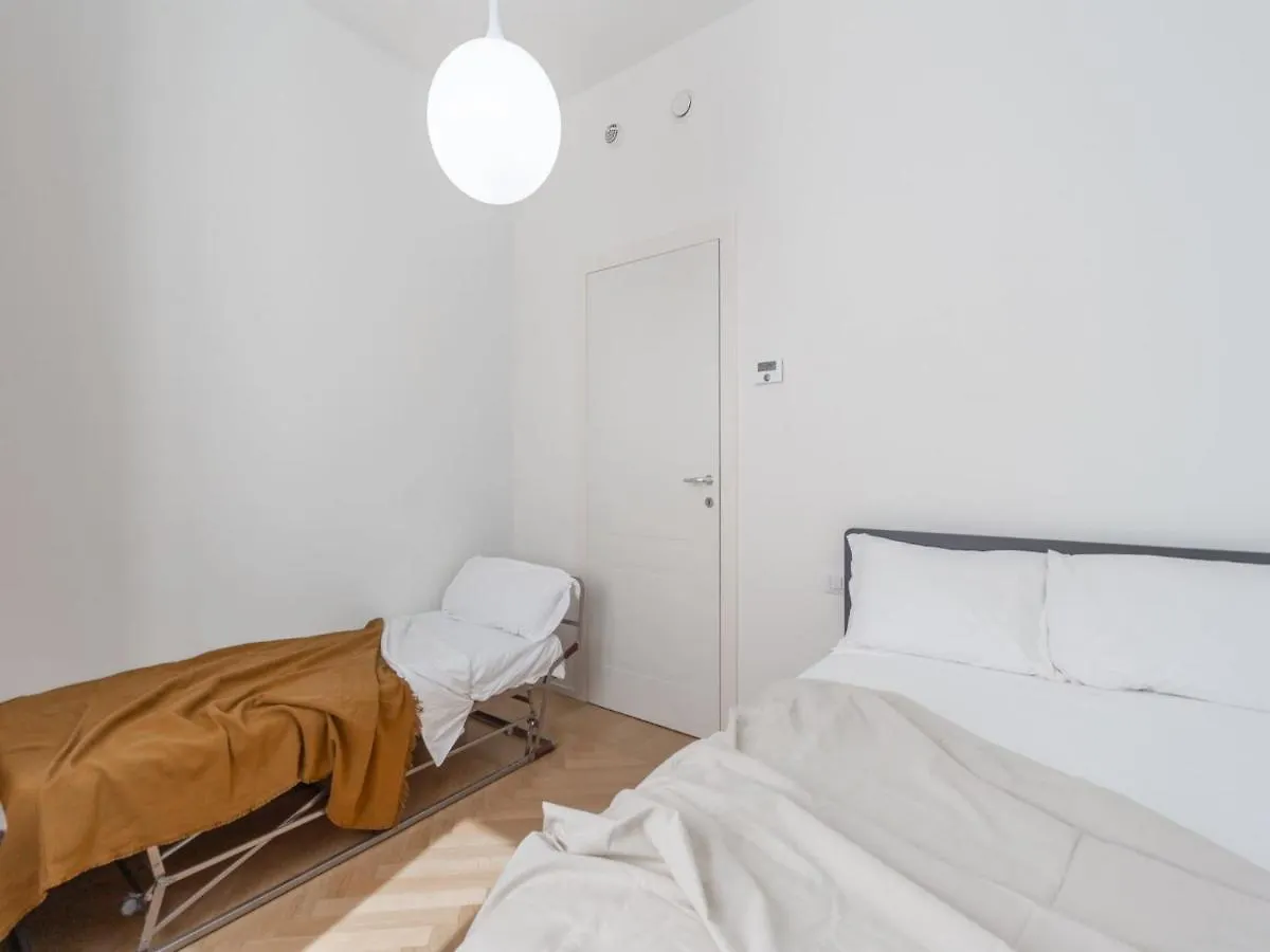The Best Rent - Spacious Three-Bedroom Apartment With Terrace Μιλάνο Ιταλία