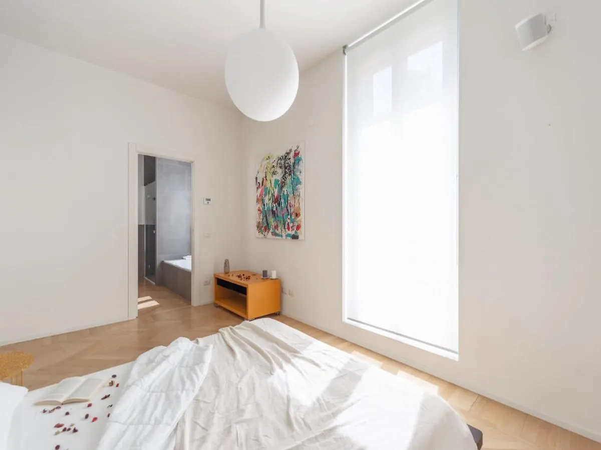 The Best Rent - Spacious Three-Bedroom Apartment With Terrace Μιλάνο